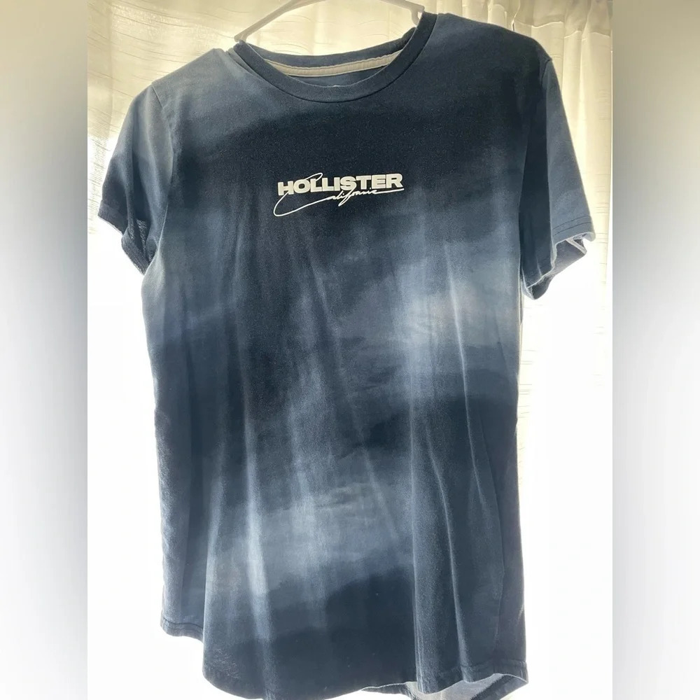 Men’s Hollister small tee
